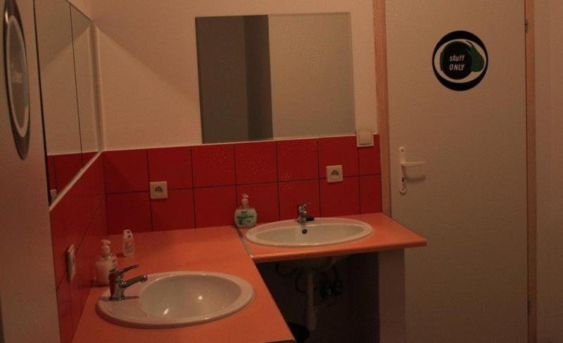 La Guitarra Hostel Познань Экстерьер фото